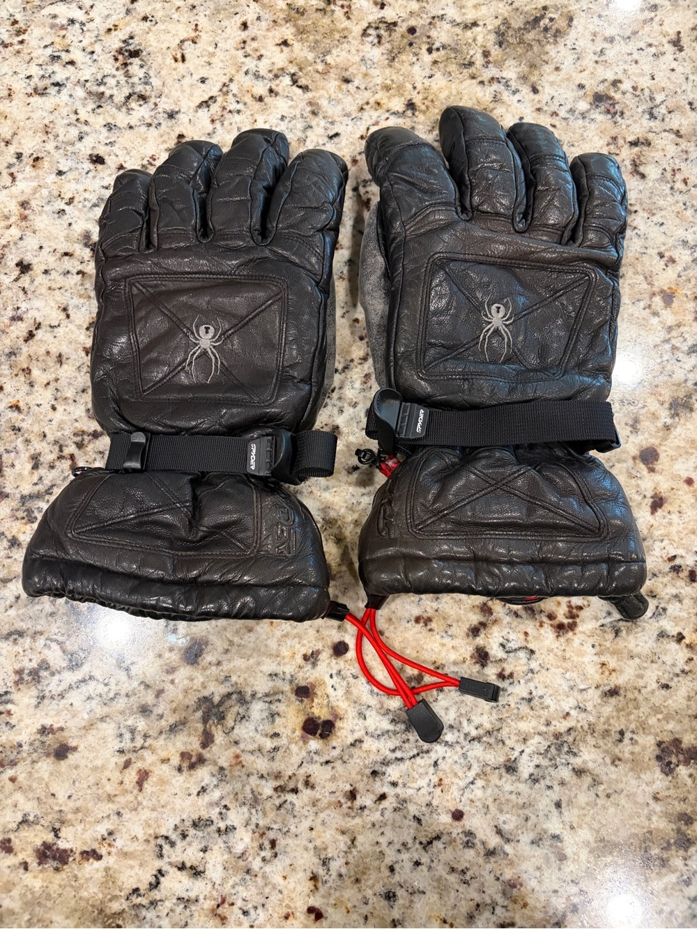 Spyder Black Leather Quilted Winter Gloves with Red Pull Tabs